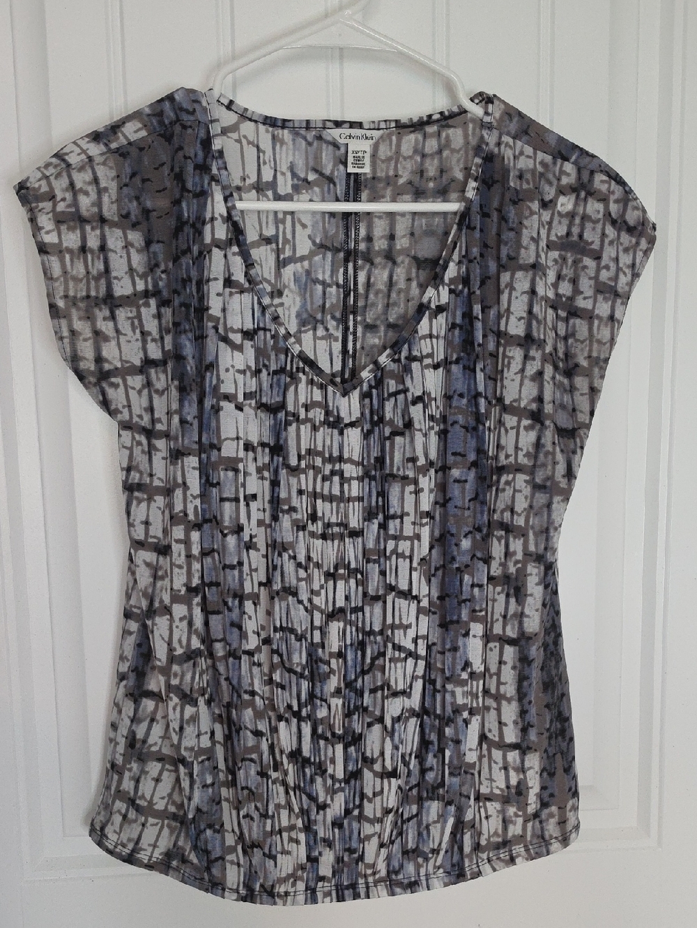 Calvin Klein Gray & Blue Abstract V-Neck Blouse